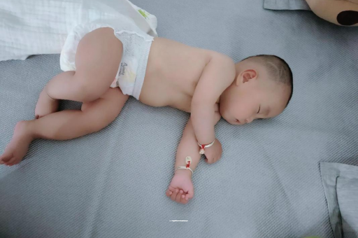 吐鲁番宝宝拍嗝的正确方法